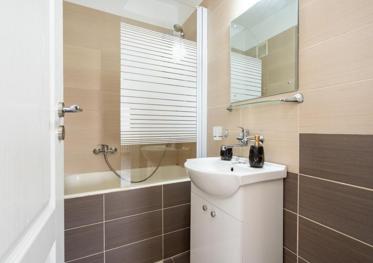 Central Apartment Tower Bukares Bagian luar foto